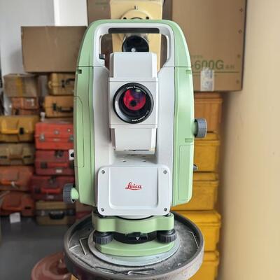 Stazione Totale Leica TS03 con Precisione Angolare di 2” Sistema di Livellamento Elettronico Automatico e Connettività RS232 per la Raccolta di Dati Geospaziali