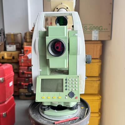 Stazione totale Leica TS09 usata con distanza non prismatica di 1000 m, resistenza alla polvere e all'acqua IP66 e sistema operativo in tempo reale